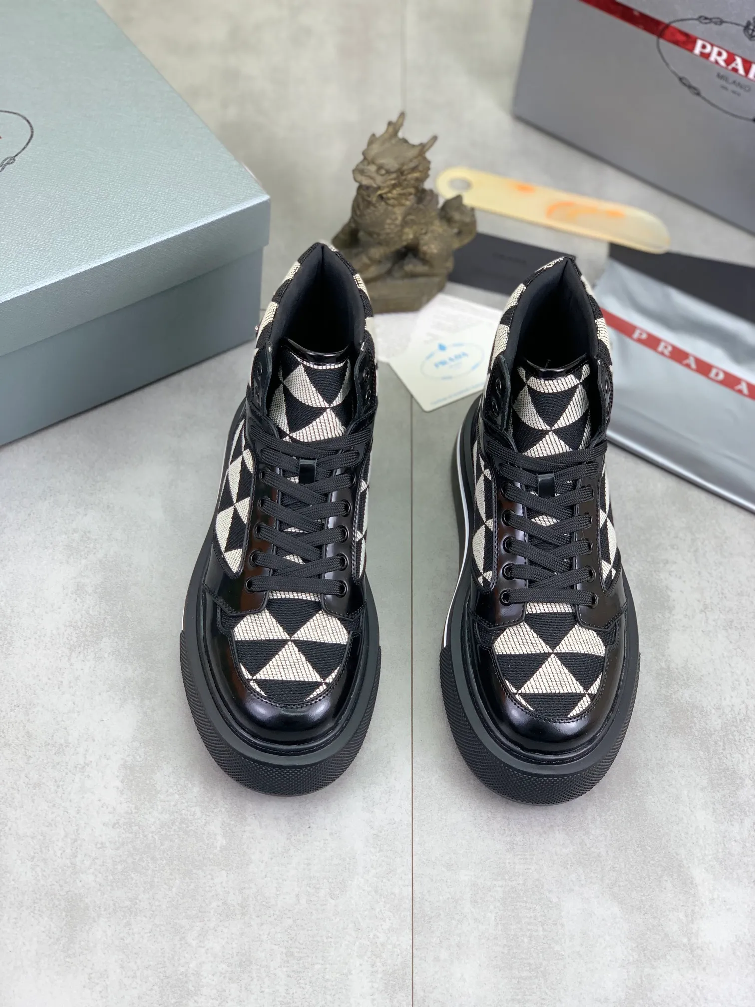 Men's shoes 💰P620 new model (high version) The new PRADA (Prada) high-top counter has launched the classic model at the same time. The new men's shoes and 😘fabrics are selected from the original imported calfskin. First layer of imported cowhide lining. The original version is awesome! 👍🏿Original open-molded non-slip PU outsole, with exquisite lines, simple and elegant, super comfortable and classy on foot, suitable for leisure travel. Code number:38-45